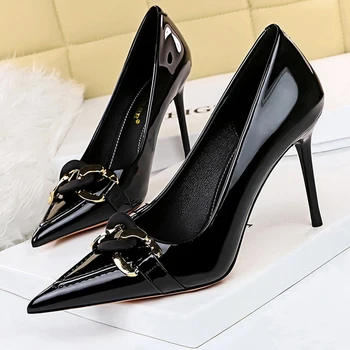 2023 Женская обувь для вечеринок на шпильках Модные женские туфли-лодочки из лакированной кожи на высоких каблуках с металлической пряжкой для ремня Высококачественный насос