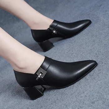 2023 Женская обувь с острым носком на толстом каблуке с металлической пряжкой с водяным бриллиантом Повседневная профессиональная обувь с глубоким вырезом